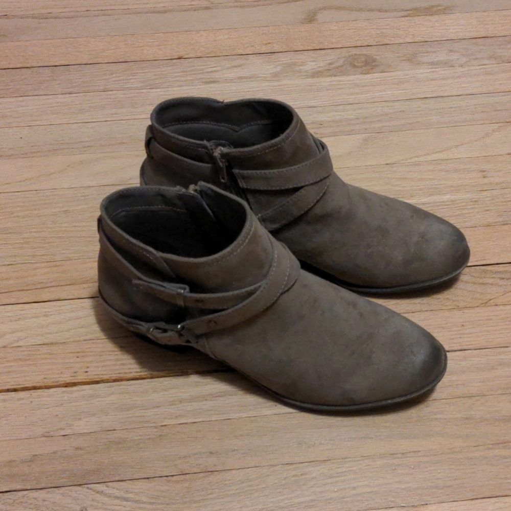 Brown 1.5 inch heeled ankle booties size 9